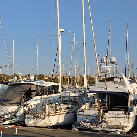 Les Ondines Port Santa Lucia Apartmán *